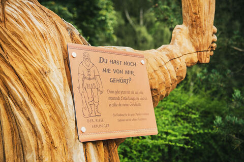 Schild der Erkinger Statue auf dem Marktplatz