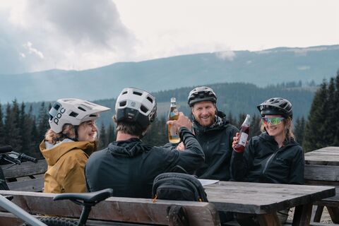 Radfahrer auf der Glatzl Trahütten Alm in St. Lorenzen am Wechsel in der Oststeiermark
