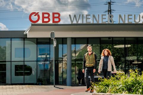 Öffentliche Anreise beim Bahnhof Wiener Neustadt