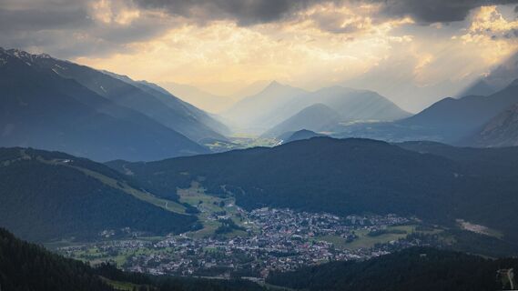 Sonnenuntergang von der Rosshütte - Blick auf Seefeld mit aufziehendem Gewitter.jpg