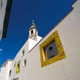 Mineralbad mit Dorfkirche