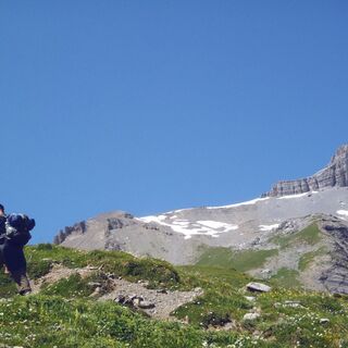 Wanderer auf dem Weg zum Fenestral Pass