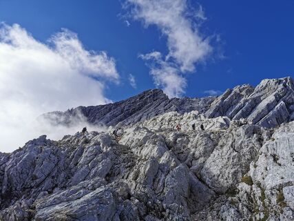 Blick hinauf zum Gipfel der Alpspitze