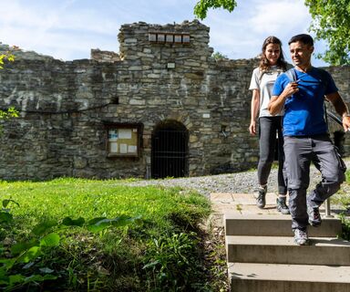 Wanderer an der Burgruine Ringelstein Büren