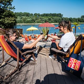 Pause am Speyerer Rheinstrand