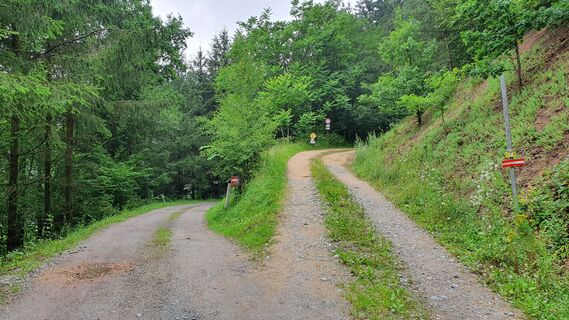 0.7 km Linke Straße nehmen