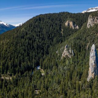 Luftaufnahme des Monolithen von Sardières am Rand des Nationalparks Vanoise
