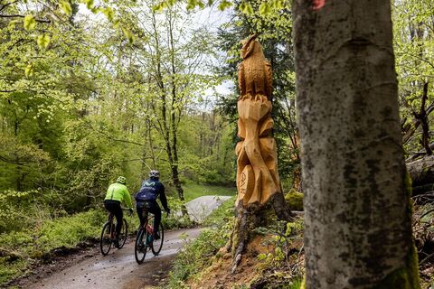 Holzskulpturen bei Illingen-Schützingen