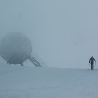 Gelandet am Kreuzkogel. Die begehbare Aluminiumkugel, das Wahrzeichen von Sportgastein, wurde 1972 vom Salzburger Architekten Garstenauer entworfen.