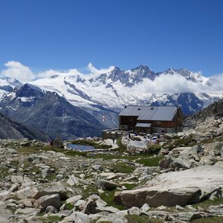 Die Almagellerhütte mit Blick auf die Mischabelkette