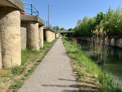 Weg zur Unterführung der B8 am Rußbach, Deutsch-Wagram