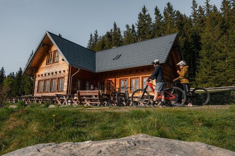 Radfahrer auf der Glatzl Trahütten Alm in St. Lorenzen am Wechsel in der Oststeiermark