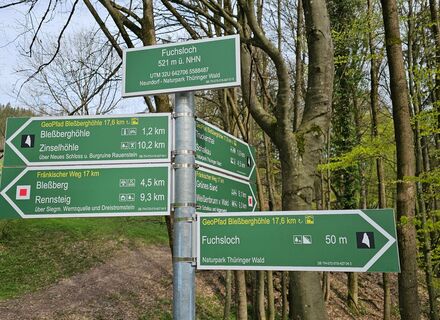 Wegweiser an der Karsthöhle Fuchsloch