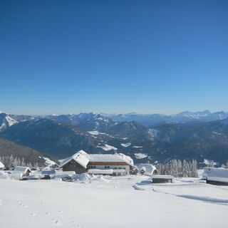 Verschneite Emberger Alm