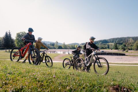 Radfahrer am Badesee in Pinggau in der Oststeiermark