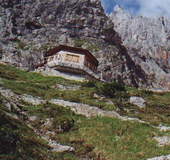 Kurz vor dem Ziel der Tour; die spektakulär gelegene Bertgenhütte direkt voraus.