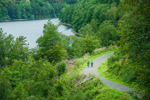 Radfahrer an einer Talsperre im Bergischen Land