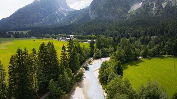 Leutascher Ache im Sommer - Drohnenaufnahme Richtung Gehrenspitze.jpg