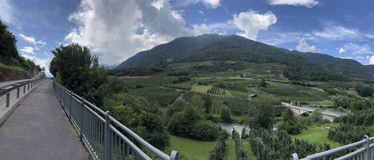 Fotografija s spletne strani Nadir De Nale na poti