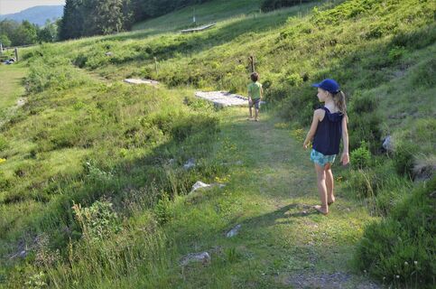 Kinder auf dem Barfußweg