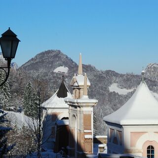Vor der Wallfahrtskirche Bad Dürrnberg