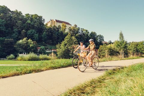Radfahrer bei Untergröningen unterhalb dem Schloss