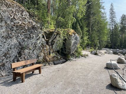 Breiter Sandweg, Bank am Fuße des Felsens.
