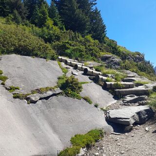Die Treppen unter der Schutzhütte Vallonbrun