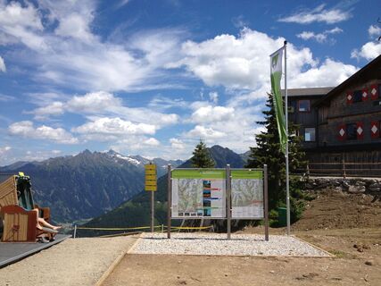Wanderportal am Hochwurzen-Gipfel