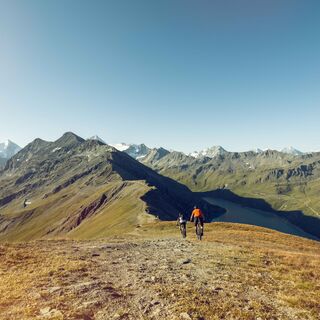 Zinal - Corne de Sorebois mit dem Mountainbike, Blick auf den Barrage de Moiry