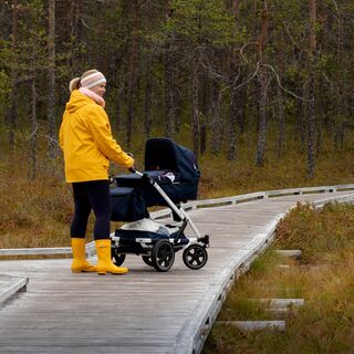 Auf den breiten Bohlenwegen am Huosilampi kann man gut mit Kinderwagen gehen