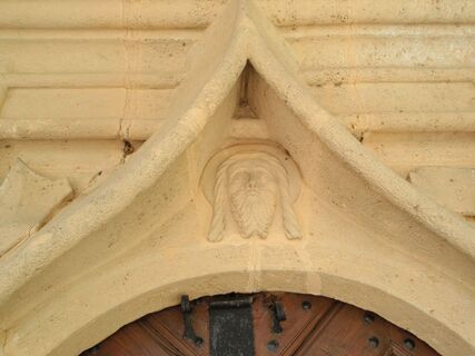 Über der Kirchenpforte