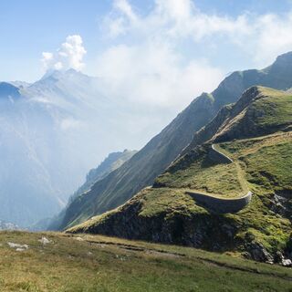 Militärpfad, der zum Col Content hinabführt