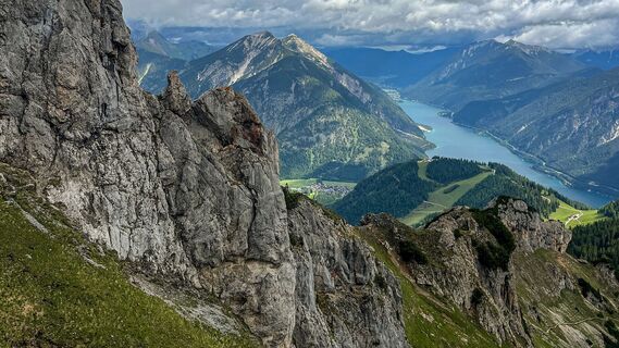 Auf dem Weg zum Stanser Joch mit Blick auf den Achensee, den Zwölferkopf und Pertisau.