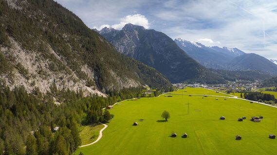 Scharnitz - Wanderung Dorfrunde - Drohnenaufnahme Weg von Gießenbach nach Scharnitz.jpg