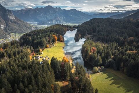 Luftaufnahme des Chapfensees oberhalb von Mels