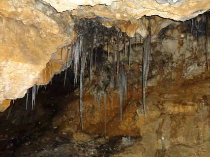 Eiszapfen in der Höhle im Winter