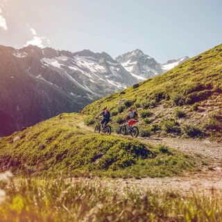 Mountainbiker auf dem Weg hinauf zum Grimsel