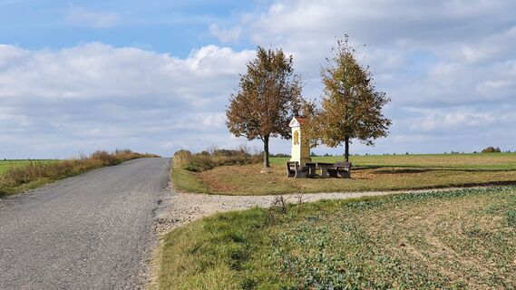 Marterl mit Rastplatz bei Lancov