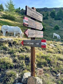 Erste Kreuzung, aufsteigend nach Troncea in Richtung Bichl del Beth