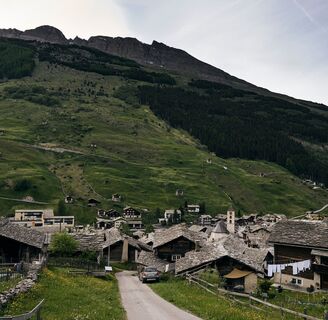 Satteltichopf hoch über dem Dorf