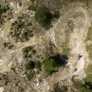 Der kurvige Trift Flowtrail von oben