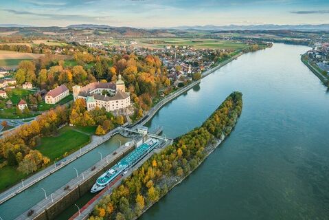 Ausblick von oben auf Schloss Persenbeug und Donau