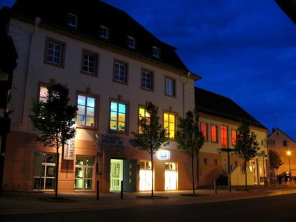 Diamantschleifermuseum Außenansicht bei Nacht