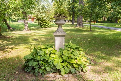 Aupark Pöllau mit Statue in der Oststeiermark