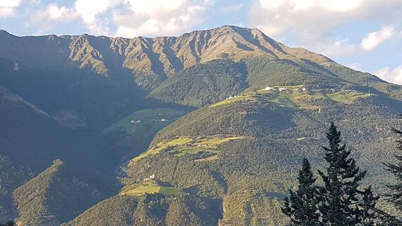 Blick auf Sonnenberg mit Schloss Annaberg