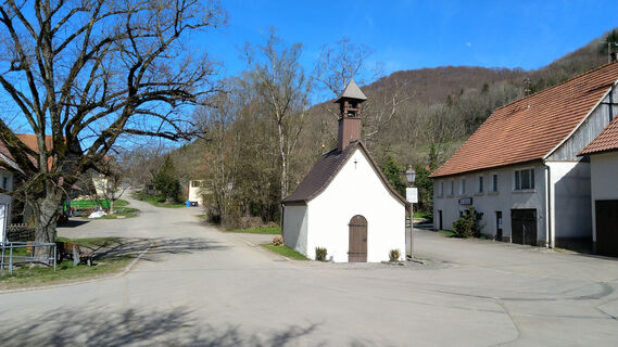 Dorfplatz Beuren mit Kapelle