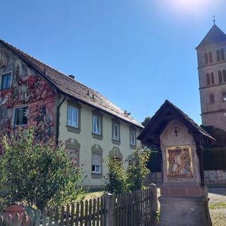 St. Jakobus Kirche in Hohenberg, Pfarrhaus und Bildstock