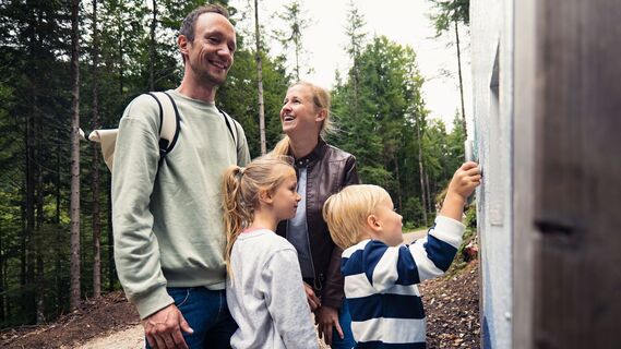 Familie am Themenweg Geisterklamm