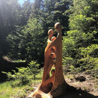 Holzskulptur mitten im Wald